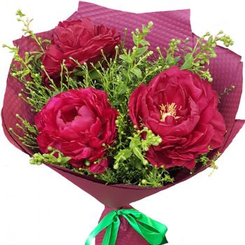 Букет из красных пионов с зеленью
